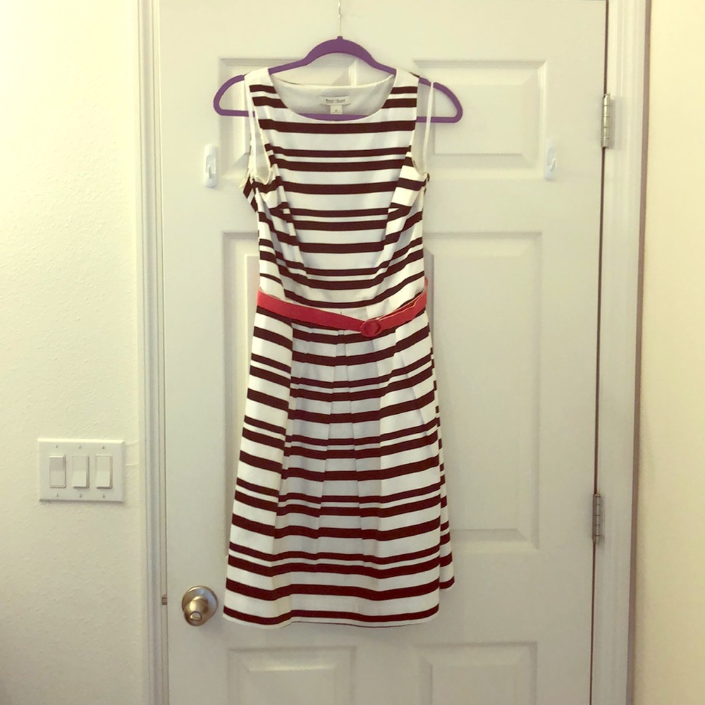 Black and White House Market